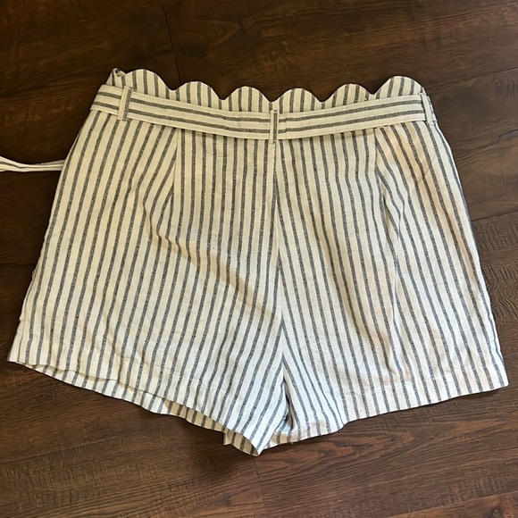 Striped Scallop paper bag shorts - Picture 4 of 4